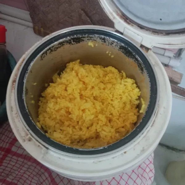 Setelah nasi kuning matang aduk2