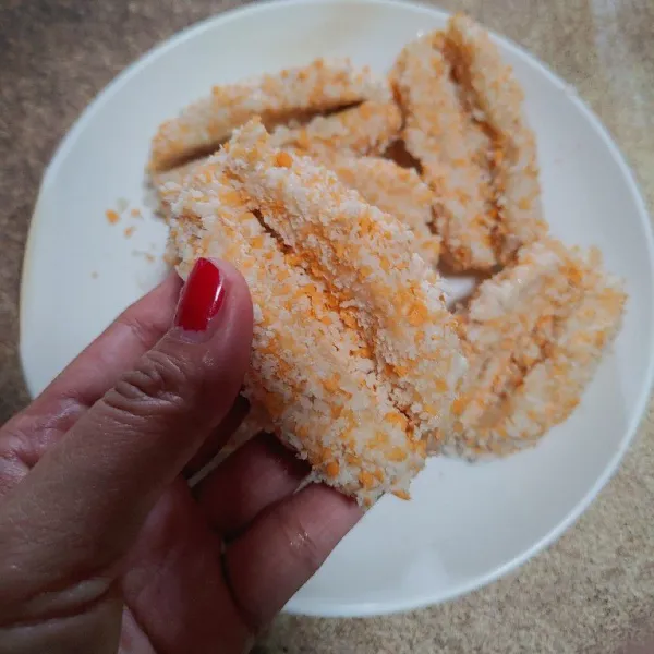 Belah pisang, hati-hati jangan sampai putus. Lalu oles dengan tepung basah dan balur kembali dengan tepung panir. Lakukan sampai habis.