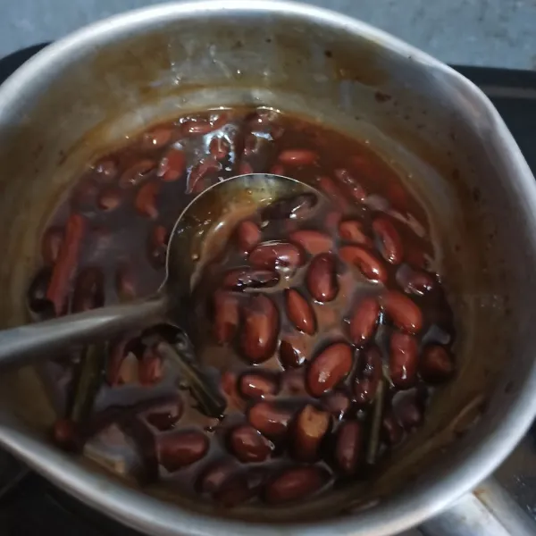 Siapkan bubur kacang merah yang sudah matang.