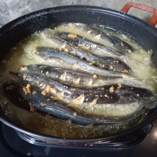 Goreng ikan lele sampai garing, angkat dan tiriskan.