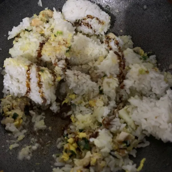 Masukkan nasi, kecap manis, saus tiram, saus kecap kedelai, garam, dan kaldu jamur. Aduk merata