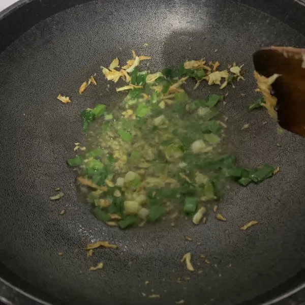 Tambahkan daun bawang tumis sampai layu.