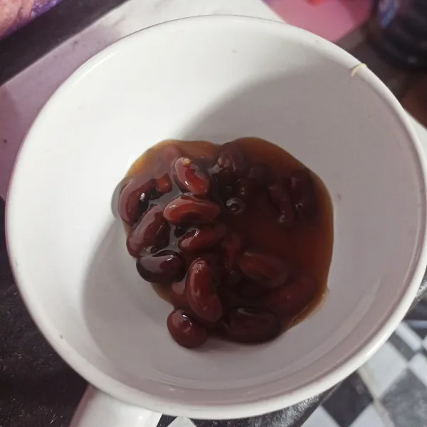 Letakkan bubur kacang merah di wadah saji.