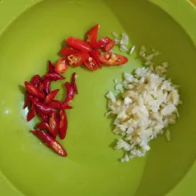 Siapkan bawang putih cincang dan iris cabe.