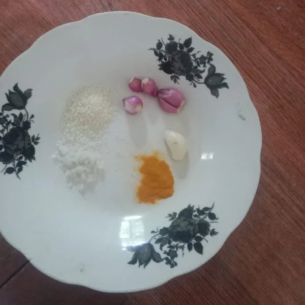 Siapkan bumbu, iris bawang merah dan bawang putih