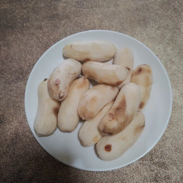 Kupas pisang kepok, sisihkan.