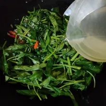Masukkan air, kaldu bubuk, lada bubuk dan gula pasir.