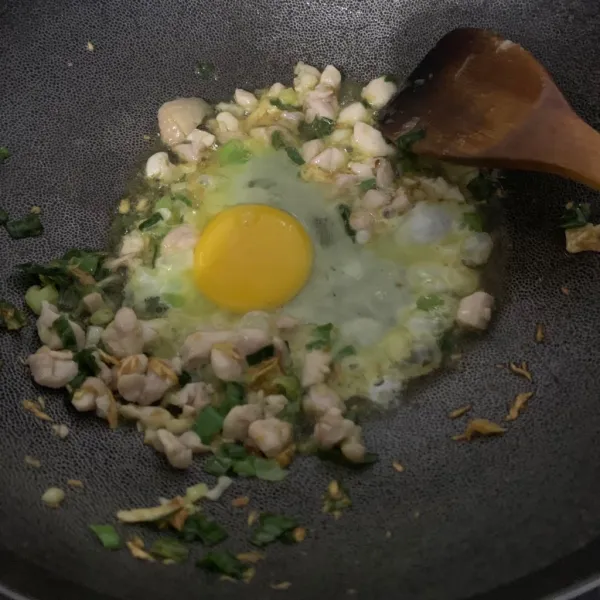 Masukkan telur kemudian aduk merata.