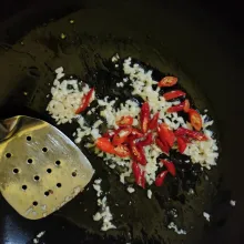 Masukkan cabe, tumis sebentar.