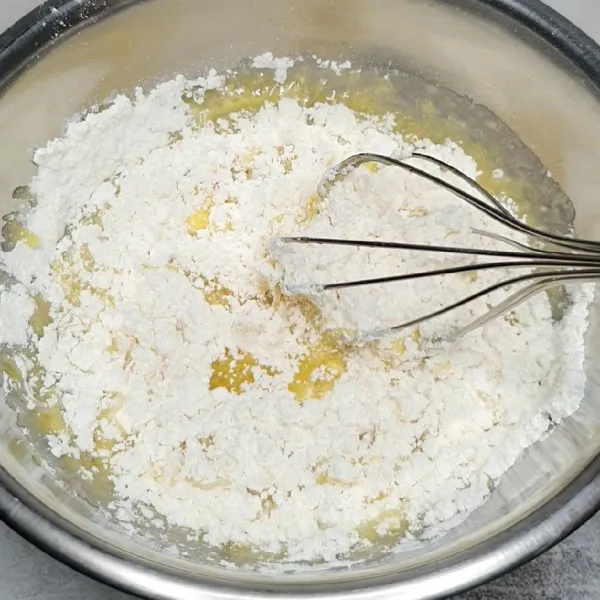 Masukkan tepung terigu dan garam. Aduk rata.
