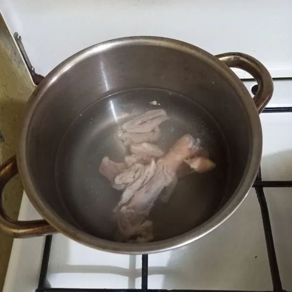 Didihkan air pada panci, masukan irisan daging paha ayam