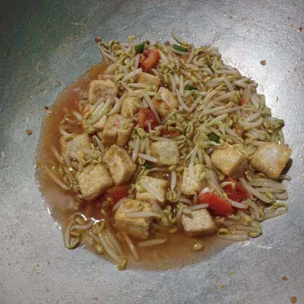 Masukkan air, masak hingga air menyusut.