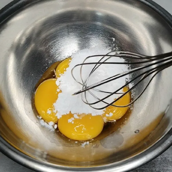 Campur kuning telur, gula halus, dan pasta vanilla.