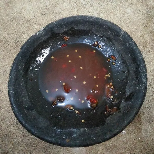 Ulek bumbu hingga halus, lalu tambahkan sedikit air dan aduk sampai rata.