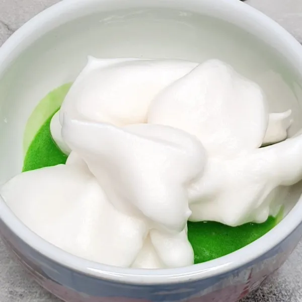 Masukkan adonan putih telur ke dalam masing-masing adonan kuning telur. Aduk rata.