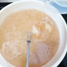 Tuang kocokan telur sambil diaduk memutar, sampai telur berserabut