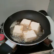 Goreng tahu hingga berkulit.