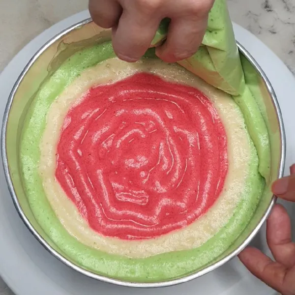 Semprotkan ke dalam loyang membentuk buah semangka.