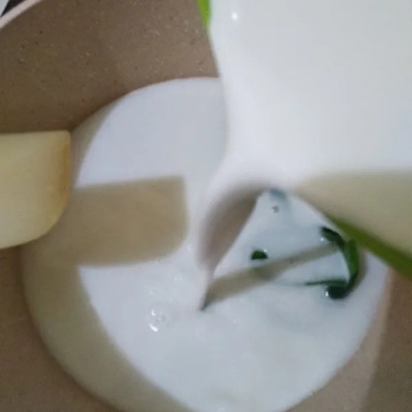 Setelah mendidih, campurkan laritan tepung beras tadi lalu aduk rata