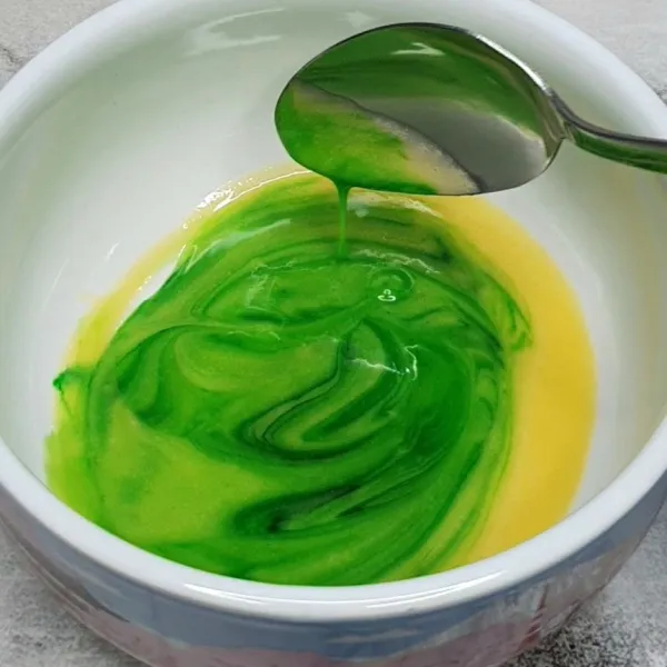 Bagi adonan kuning telur menjadi 3 bagian. Dua bagian diberikan pewarna hijau dan merah. Satu bagian tetap warna kuning.