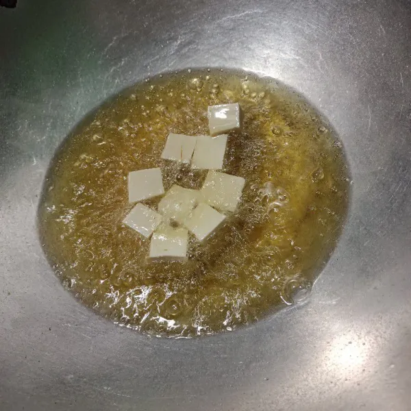 Goreng tahu hingga kecoklatan.