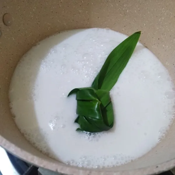 Dalam panci, masak santan separuhnya lagi hingga mendidih, tambahkan garam dan daun pandan