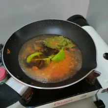 Tambahkan air, kecap dan kaldu jamur.