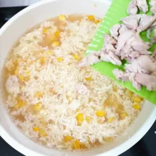 Masukkan jagung, kemudian ayam masak hingga mendidih dan jagung lunak.