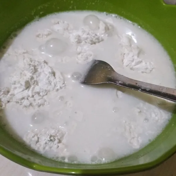Campur tepung beras dengan separuh santan, aduk rata, sisihkan