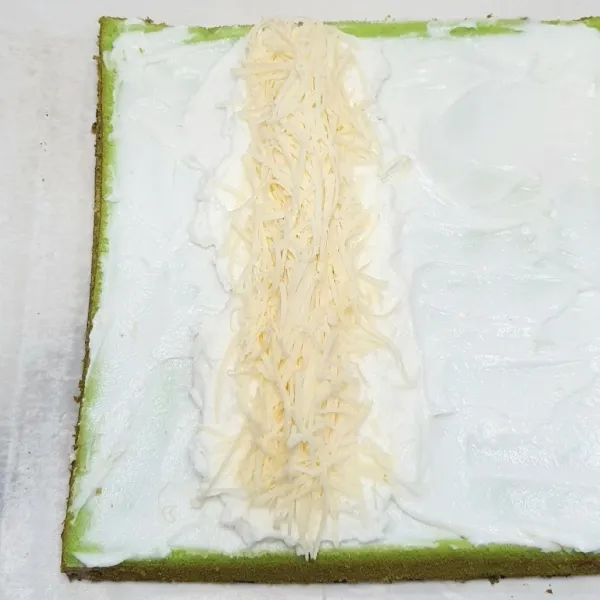 Berikan isian buttercream dan keju cheddar parut.