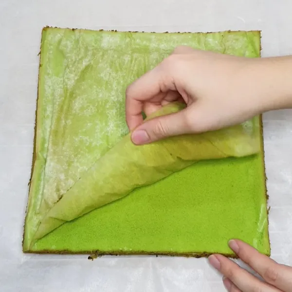 Keluarkan cake dari loyang.