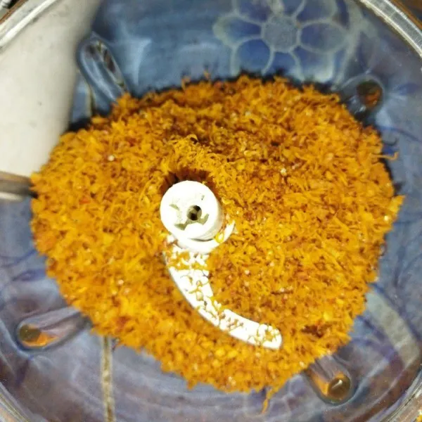 Setelah dingin, blender serundeng agar menjadi lebih halus.