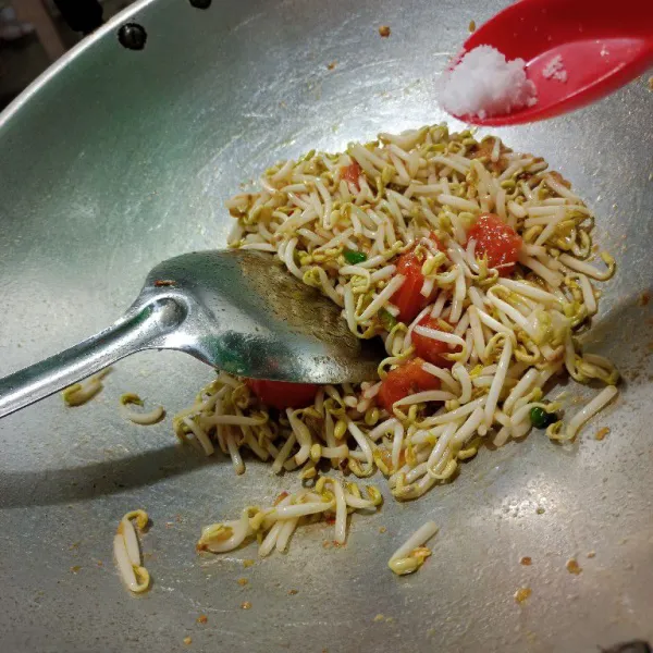 Masukkan garam, aduk rata.
