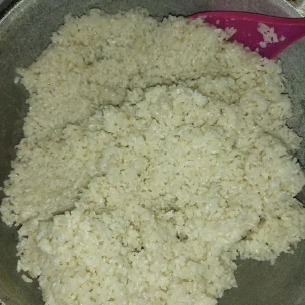 Bilas beras ketang yang sudah direndam, lalu kukus selama 20 menit, lalu masak air, santan kental dan garam hingga mendidih, angkat ketan lalu langsung masukkan kedalam santan, aduk rata, diamkan hingga meresap.