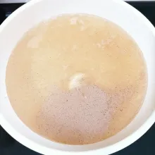 Tumis bawang bombay dengan margarin, tuangkan air kaldu dan kaldu tambahkan garam, gula, kaldu jamur dan merica, masak hingga mendidih.
