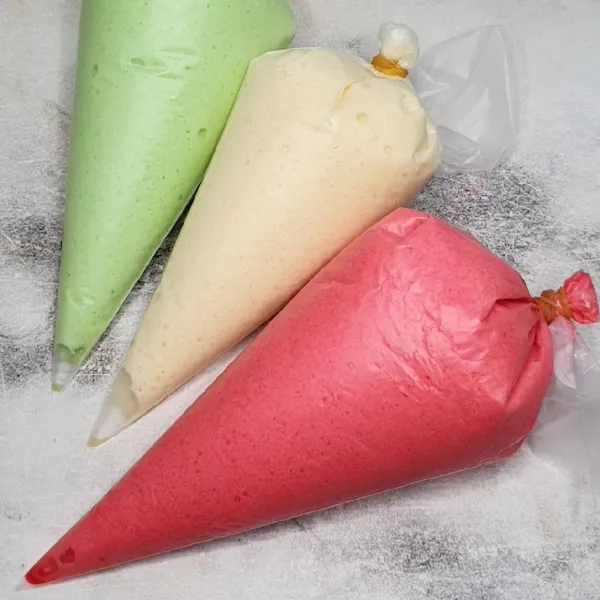 Pindahkan ke piping bag.
