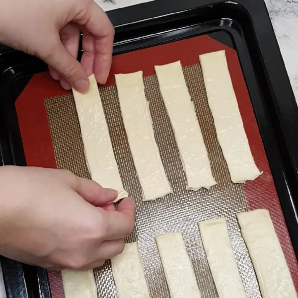 Potong-potong puff pastry siap pakai sebesar 12 x 2 cm