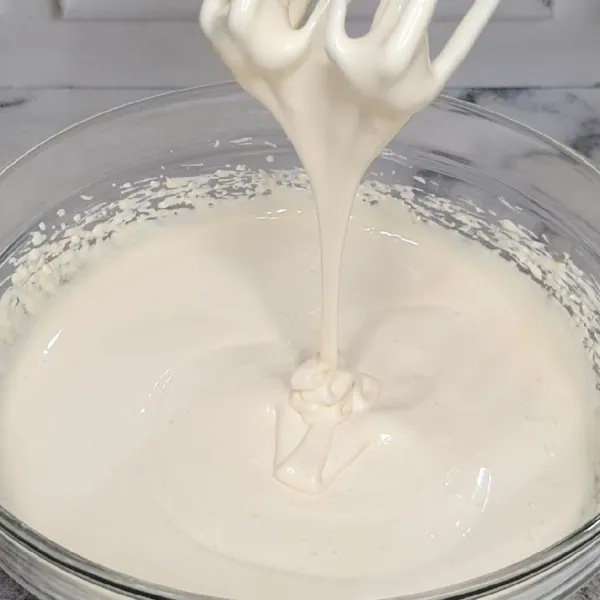 Mixer telur, tepung terigu, tepung maizena, susu bubuk, gula pasir, dan cake emulsifier sampai putih dan kental.