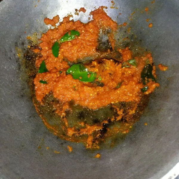 Serundeng : haluskan cabe merah, bawang merah dan bawang putih, lalu tumis hingga harum, tambahkan daun jeruk dan daun salam, aduk rata.