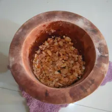 Haluskan kasar kacang tanah.