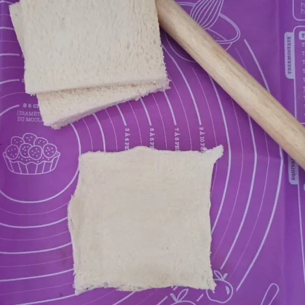 Letakkan roti diatas alas, kemudian giling tipis menggunakan rolling pin.