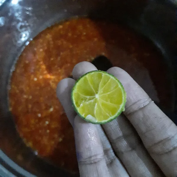 Kecilkan api kompor dan tambahkan sari jeruk kunci, masak hingga mendidih. Biarkan dingin.