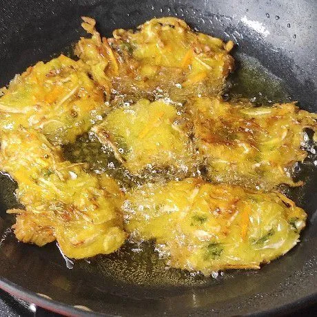 Panaskan minyak goreng secukupnya dalam wajan, lalu goreng bakwan sayurnya hingga matang lalu angkat dan tiriskan