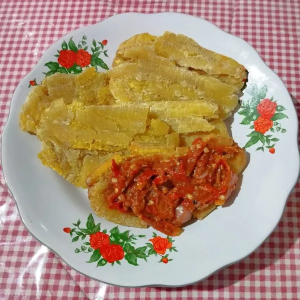 Sajikan pisang goreng dengan sambal. Makan pisang goreng dengan dicocol ke sambal. Silakan mencoba.