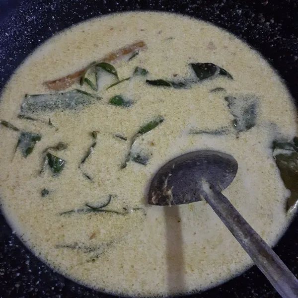 Tuangkan santan encer, aduk rata dan masak hingga mendidih lalu tuangkan santan kental dan masak hingga mendidih sambil diaduk-aduk agar santan tidak pecah.