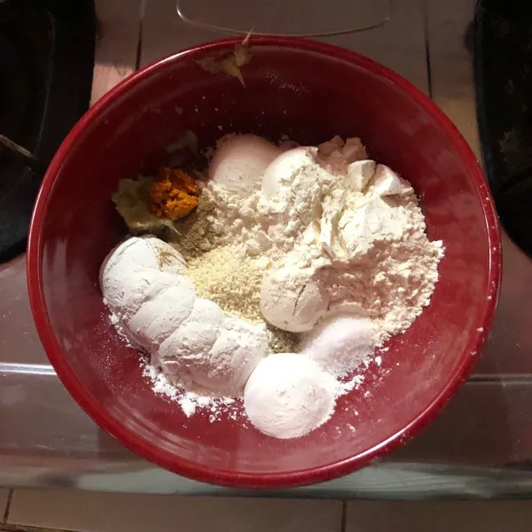 Campurkan menjadi satu tepung terigu, tepung beras, garam, kaldu bubuk, kunyit, bawang putih, dan ketumbar.