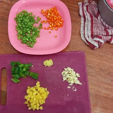 Siapkan bahan-bahan, potong dadu kecil sayuran.