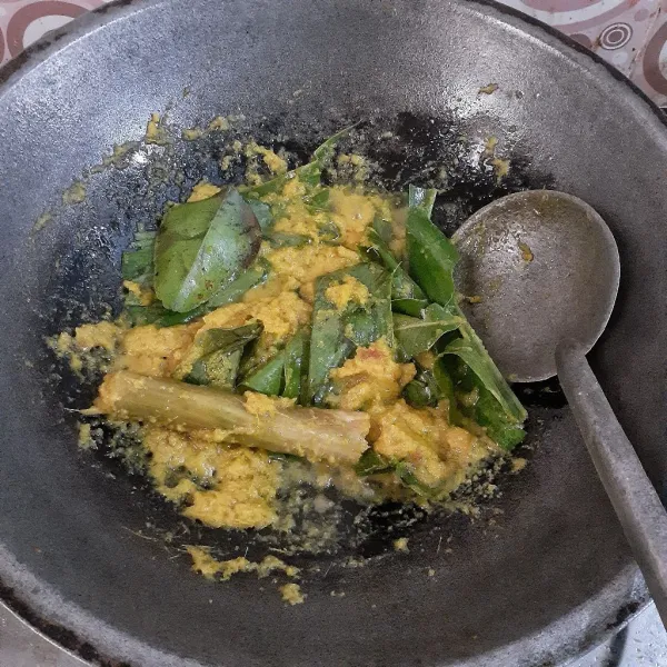 Panaskan minyak sayur dengan api sedang, tumis bumbu halus, daun kunyit, daun salam dan daun jeruk purut hingga tidak berbau langu.