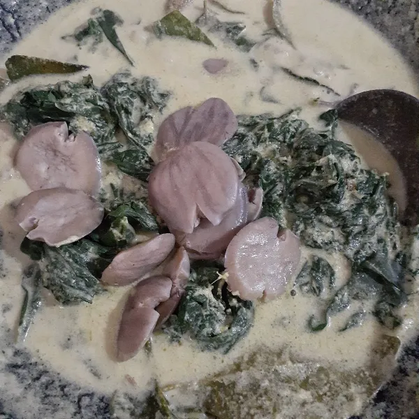 Masukkan jengkol rebus, garam, penyedap, aduk rata dan masak hingga mendidih dan matang.