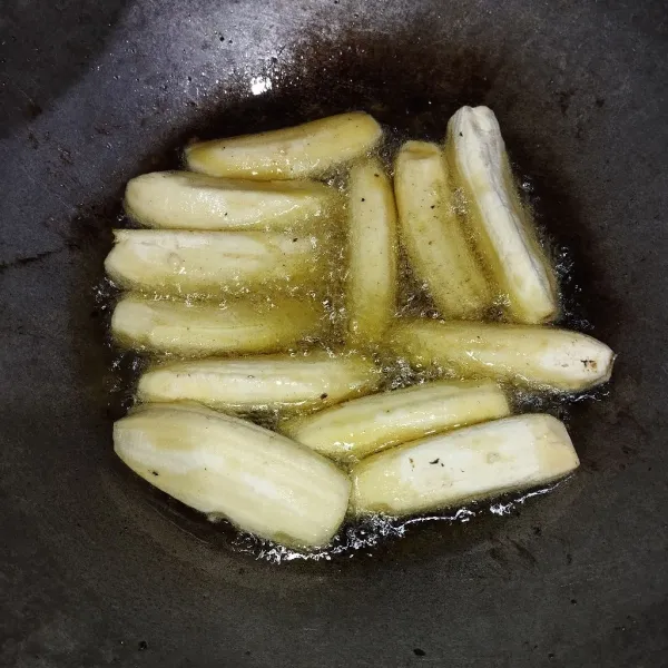 Kupas pisang, goreng hingga matang.